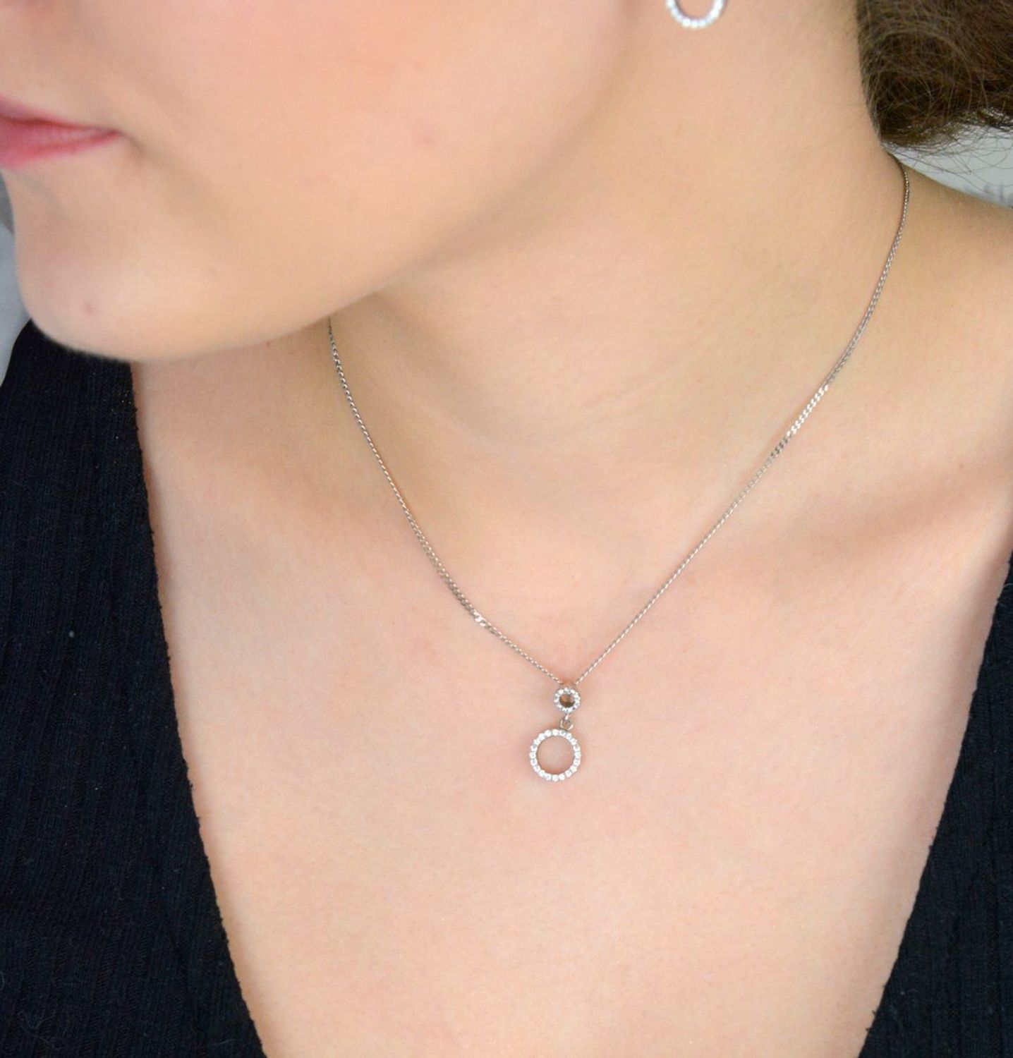 Zawieszka damska W 2231 wykonana ze srebra próby 925, przedstawiająca dwa kółeczka zdobione cyrkonią. Lekka i stylowa – długość 2,0 cm, szerokość 9 mm, waga 1,30 g. 1.jpg